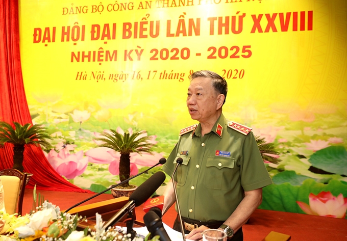 Генерал То Лам выступает на конференции