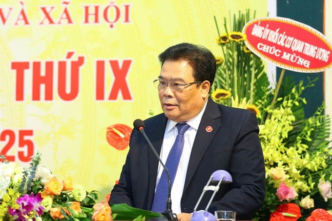 Член ЦК КПВ, секретарь парткома центральных органов Шон Минь Тханг выступает