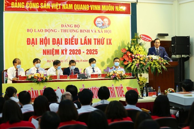 Министр труда, инвалидов войны и социального обеспечения Дао Нгок Зунг выступает
