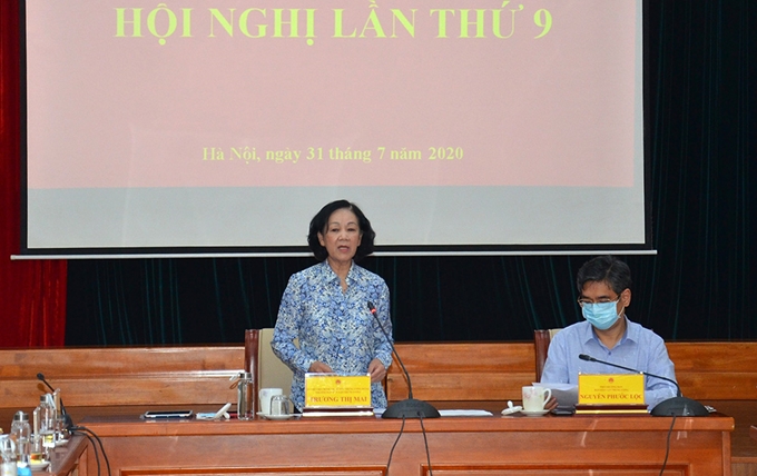 Заведующая Отделом ЦК КПВ по работе с народными массами Чыонг Тхи Май выступает на заседании
