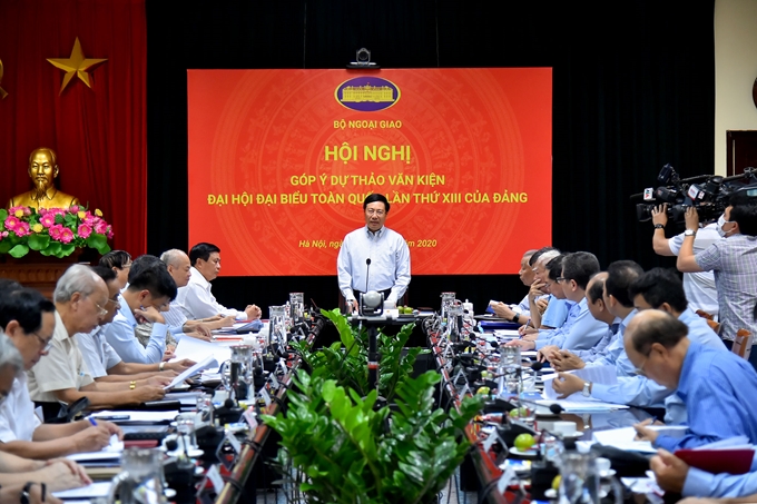 Член Политбюро, вице-премьер Фам Бинь Минь выступает с заключительной речью
