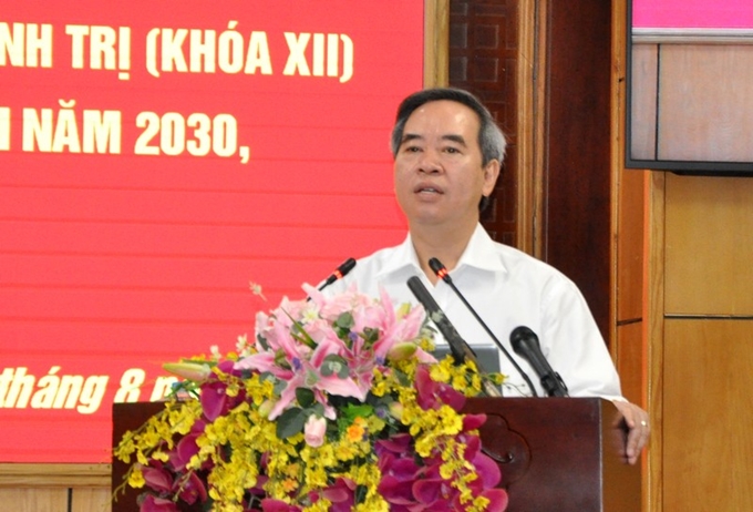 Заведующий отделом ЦК КПВ по экономическим вопросам Нгуен Ван Бинь выступает на конференции