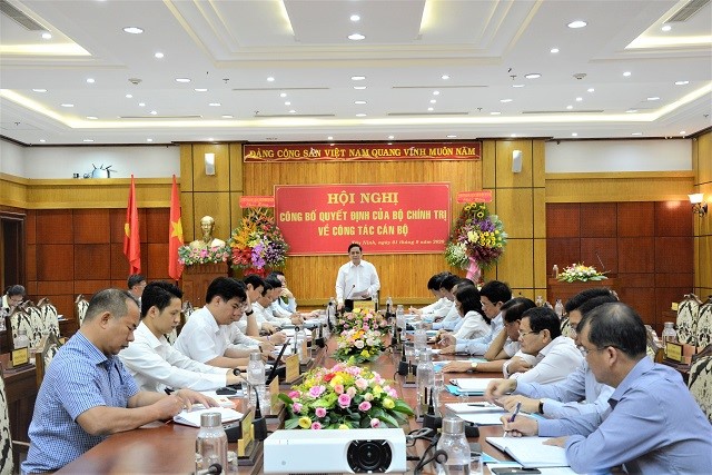 Заведующий организационным отделом ЦК КПВ Фам Минь Тинь выступает на рабочей встрече