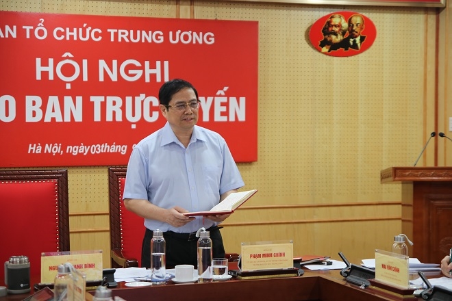 Заведующий организационным отделом ЦК КПВ Фам Минь Тинь выступает