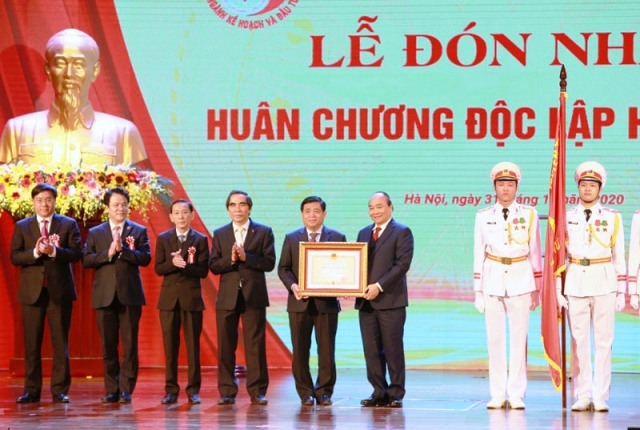 Премьер-министр Нгуен Суан Фук вручает орден