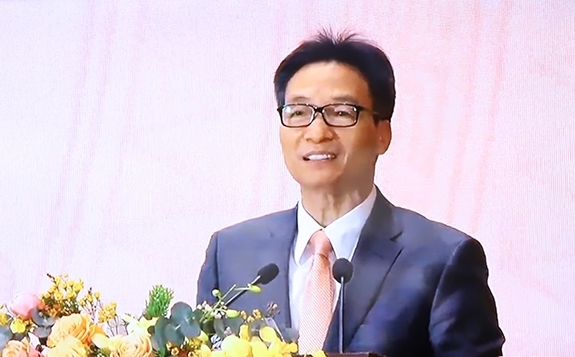Вице-премьер Ву Дык Дам выступает на мероприятии
