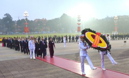 Делегаты XIII съезда КПВ посетили Мавзолей Хо Ши Мина