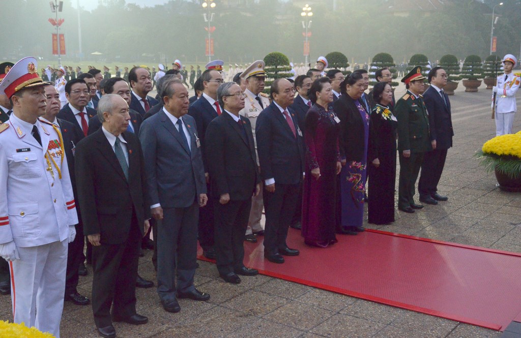 Военнослужающие-делегаты 13-го съезда посещают Мавзолей Хо Ши Мина