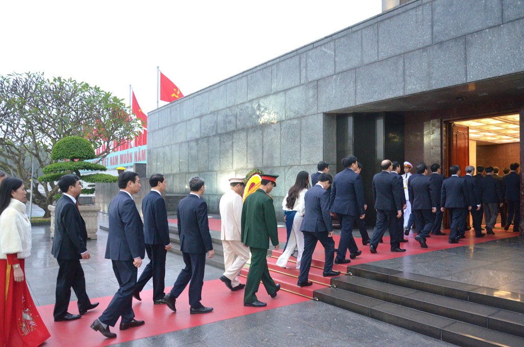 Делегаты 13-го съезда КПВ посещают Мавзолей Хо Ши Мина