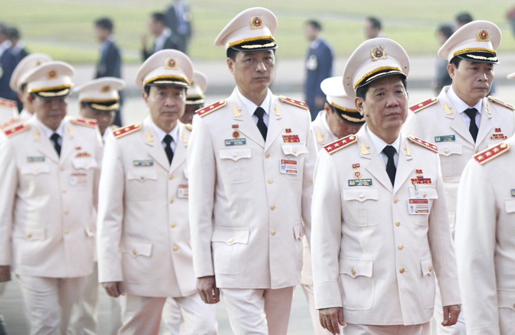 Милиционеры-делегаты 13-го съезда посещают Мавзолей Хо Ши Мина