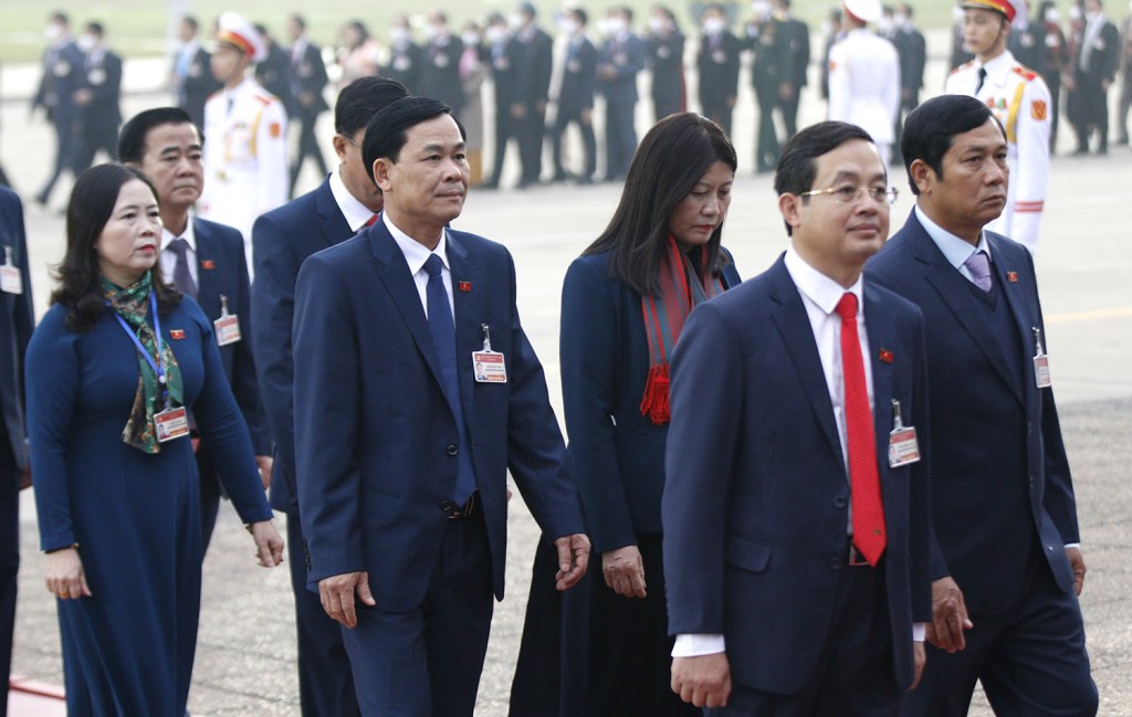 Делегаты 13-го съезда КПВ посещают Мавзолей Хо Ши Мина