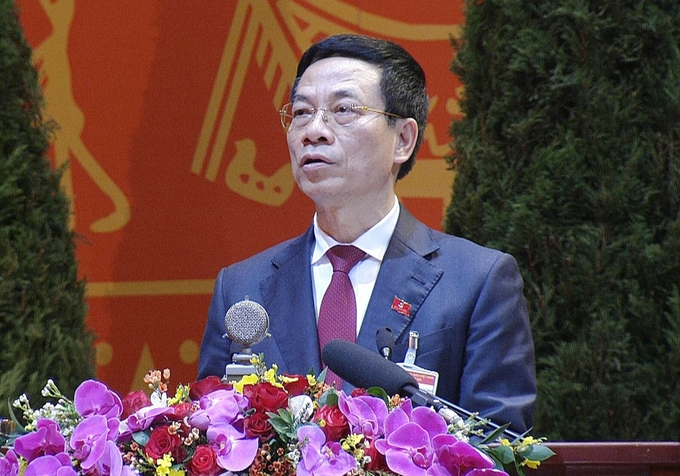 Министр информации и коммуникаций Ле Мань Хунг выступает с докладом