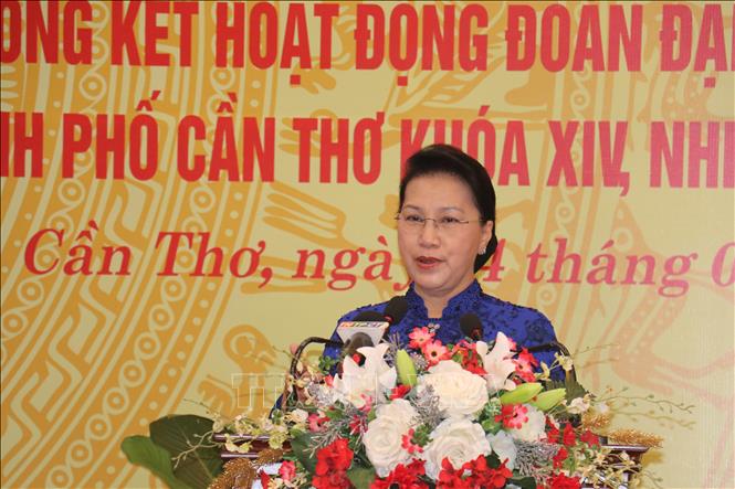 Нгуен Тхи Ким Нган выступает