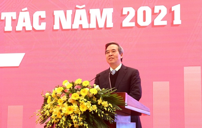 Нгуен Ван Бинь выступает на конференции