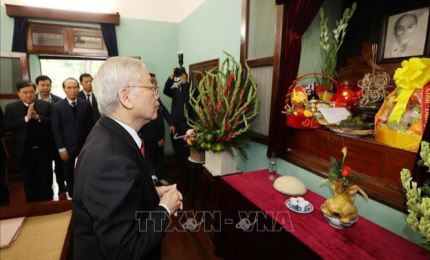 Товарищ Нгуен Фу Чонг зажег благовония в память о Президенте Хо Ши Мине