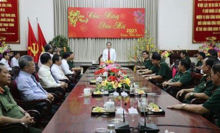 Председатель ЦК Отечественного Фронта Вьетнама Чан Тхань Ман поздравляет власти города Кантхо с Новым лунным годом