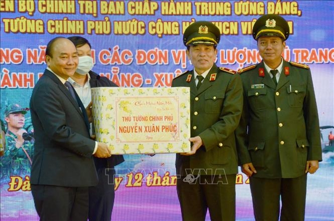 Премьер-министр Нгуен Суан Фук вручает новогодние подарки