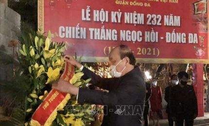 Премьер-министр Нгуен Суан Фук воскурил благовония у памятника королю Куанг Чунг