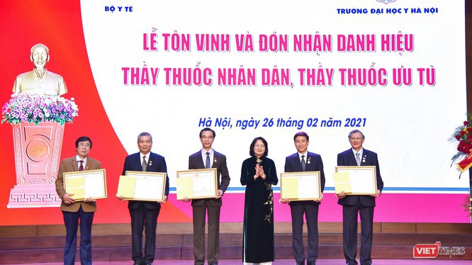 Вице-президент Данг Тхи Нгок Тхинь вручает
