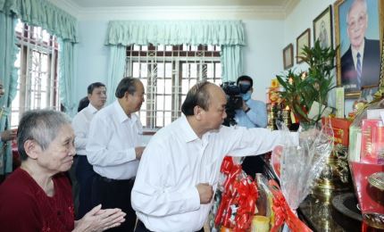 Глава правительства воскурил благовония в память о покойных руководителях Партии и Государства Вьетнама