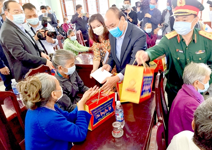 Премьер-министр Нгуен Суан Фук вручает подарки в общине Кюэфу