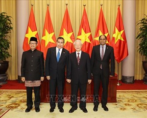 Генеральный секретарь ЦК КПВ, президент Вьетнама Нгуен Фу Чонг и послы