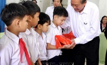 Постоянный вице-премьер Чыонг Хоа Бинь вурчил подарки детям с ограниченными возможностями