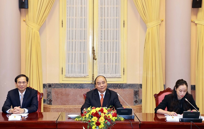 Президент Нгуен Суан Фук (в середине)