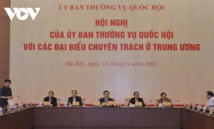 Председатель Нацсобрания Выонг Динь Хюэ председательствовал на конференции Постоянного комитета Нацсобрания с уполномоченными депутатами