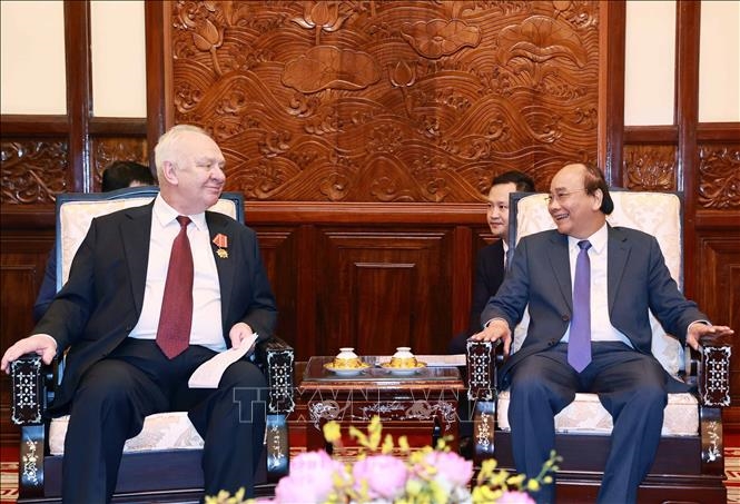 Президент Вьетнама Нгуен Суан Фук и посол России во Вьетнаме