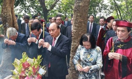 Президент Нгуен Суан Фук воскурил благовония в историческом комплексе «Храм королей Хунгов»