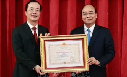 Нгуен Суан Фук вручил ордена бывшим руководителям Министерства строительства