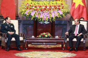 Президент Вьетнама Нгуен Суан Фук принял министра обороны Китая Вей Фэнхэ