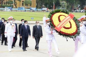 Руководители Партии и Государства возложили цветы к Мавзолею Хо Ши Мина