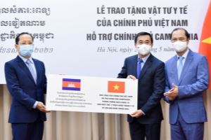 Вьетнам передал в дар Камбодже изделия медицинского назначения для борьбы с коронавирусом