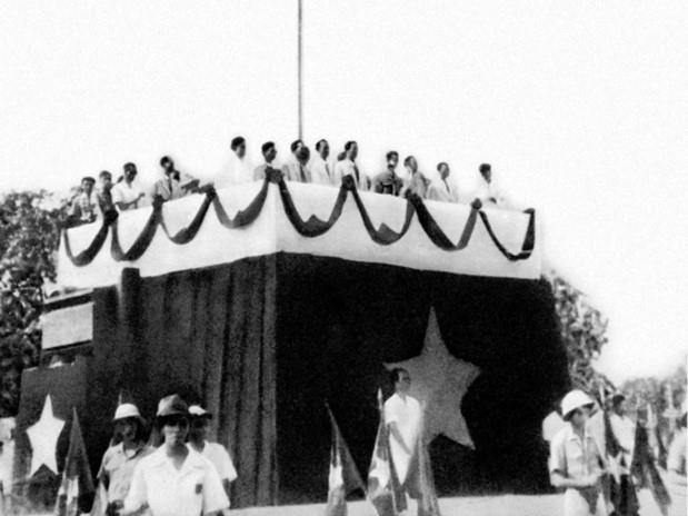 2 сентября 1945 года на площади Бадинь в Ханое президент Хо Ши Мин зачитал «Декларацию независимости», провозгласившую рождение Демократической Республики Вьетнам.