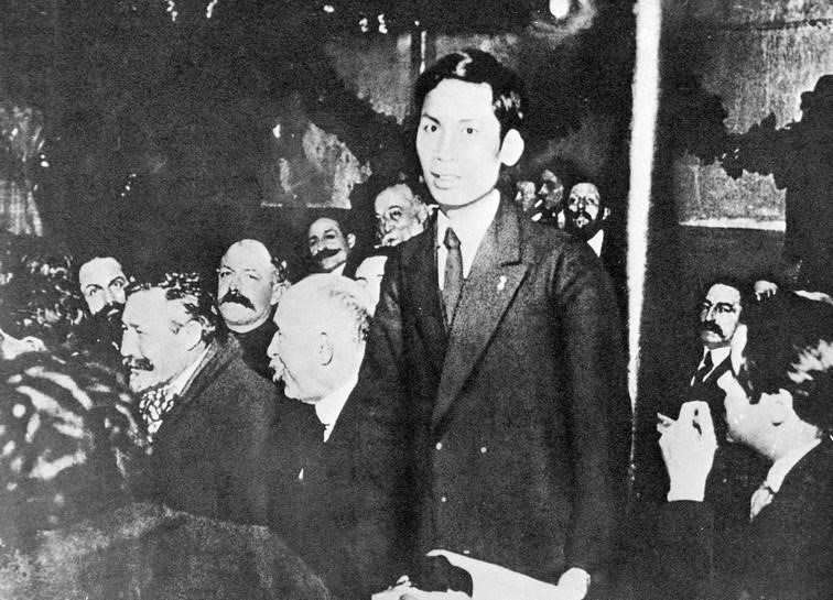 С 25 по 30 декабря 1920 года Нгуен Ай Куок (имя президента Хо Ши Мина во время его революционной деятельности во Франции) присутствовал на 18-м съезде Французской социалистической партии в городе Тур в качестве делегата от Индокитая. Нгуен Ай Куок поддержал диссертацию Ленина по национальным и колониальным вопросам, поддержал создание Коммунистической партии Франции и стал одним из ее основателей, а также первым коммунистом вьетнамского народа.