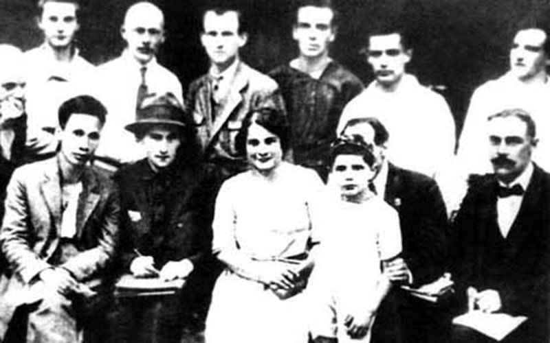 Товарищ Нгуен Ай Куок (первый слева в сидячем ряду) с некоторыми делегатами на V съезде Коммунистического Интернационала в Москве, проходившего с 17 июня по 8 июля 1924 года.