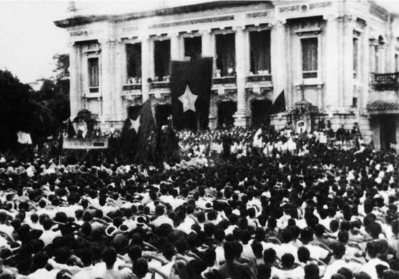 19 августа 1945 года десятки тысяч людей в Ханое и соседних провинциях прибыли на площадь Ханойского театра оперы, чтобы принять участие в беспрецедентном массовом митинге революционных масс в ответ на Всеобщее восстание за власть.
