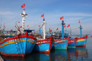 Президент Нгуен Суан Фук направил в дар 5000 флагов рыбакам в морских и островных районах по всей стране