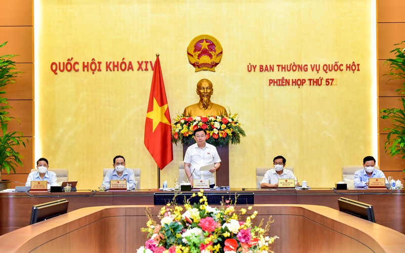 Председатель НС Выонг Динь Хюэ выступает с заключительной речью