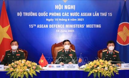 Вьетнамская делегация во главе с министром обороны Вьетнама Фан Ван Зянгом приняла участие в ADMM-15