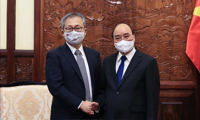 Президент Вьетнама Нгуен Суан Фук и посол Японии во Вьетнаме Ямада Такио