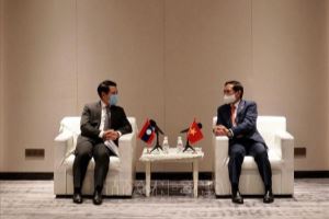 Министр иностранных дел Вьетнама Буй Тхань Шон провел двустороннюю встречу с лаосским коллегой